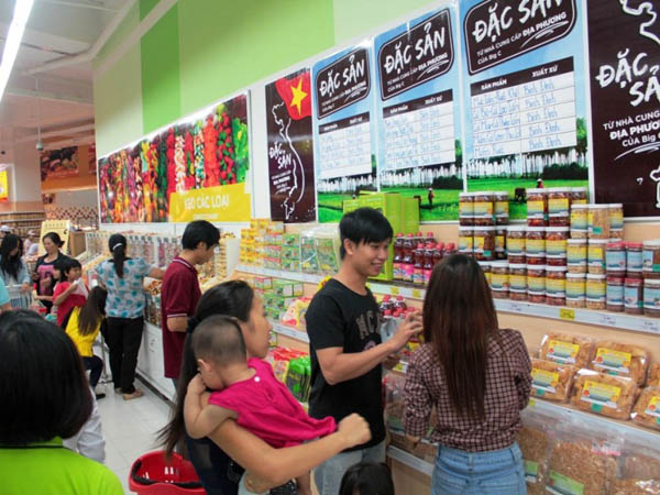 Khu vực b&aacute;n h&agrave;ng đặc sản miền Trung v&agrave; B&igrave;nh Định