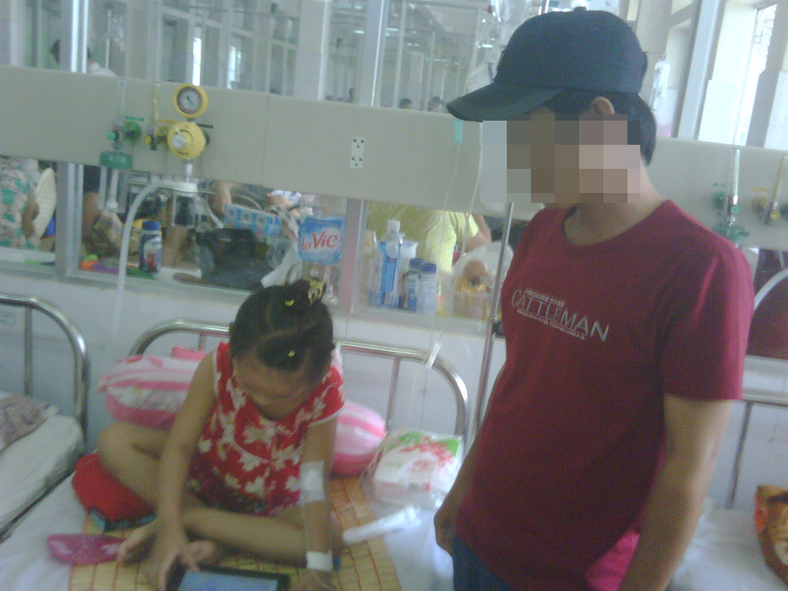 Bé gái bị dập tụy vì chơi xe điện đụng
