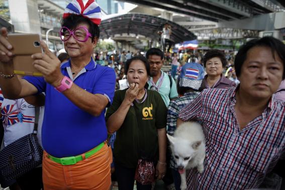 Anti-government protesters listen to a leaders speech at an intersection protesters are occupying in downtown Bangkok February 8, 2014. REUTERS-Damir Sagolj