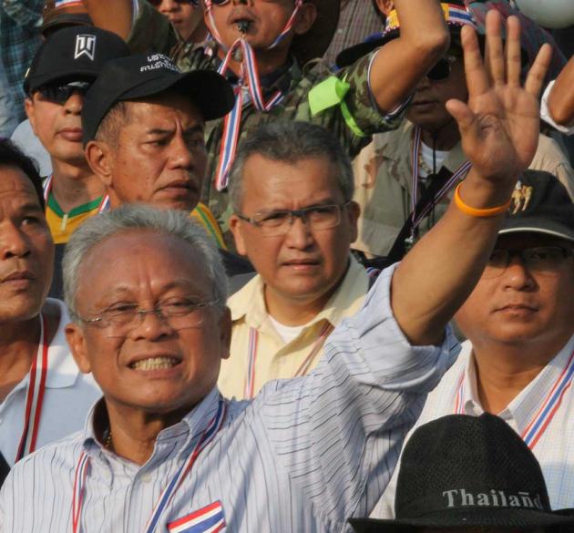Lãnh đạo biểu tình Suthep Thaugsuban yêu cầu người biểu tình
tại các địa điểm khác sẵn sàng cứu nguy. Ảnh: THE NATION