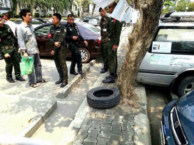 Cảnh s&aacute;t ph&aacute;t hiện s&uacute;ng ph&oacute;ng lựu đạn M79 ở b&atilde;i đậu xe ng&agrave;y 23-2. Ảnh: THE NATION