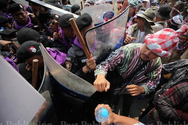 Bà Yingluck kiện người biểu tình
