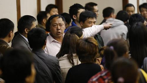 Một th&acirc;n nh&acirc;n chỉ tr&iacute;ch nh&acirc;n vi&ecirc;n Malaysia Airlines ở Bắc Kinh v&igrave; th&ocirc;ng tin vẫn c&ograve;n m&ugrave; mờ.  Ảnh: REUTERS
