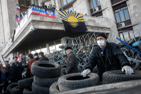 http://si.wsj.net/public/resources/images/WO-AR941_UKRAIN_G_20140407183647.jpg