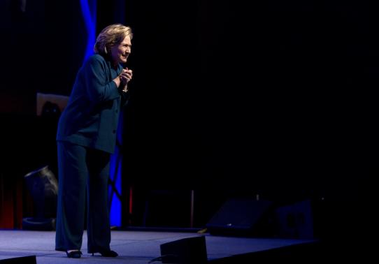 Bà Clinton suýt “ăn” giày