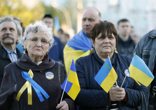 People take part in a pro-Ukrainian rally in Luhansk, eastern Ukraine April 24, 2014. REUTERS-Vasily Fedosenko