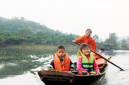 Học trò 8 tuổi lái đò đến trường