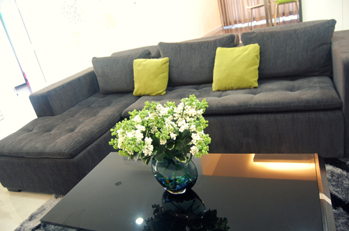 M&agrave;u đen từ bộ salon ở ph&ograve;ng kh&aacute;ch kết hợp gốm &ocirc;m v&agrave; hoa trang tr&iacute; m&agrave;u xanh l&aacute; đạt hiệu ứng gi&uacute;p căn ph&ograve;ng vừa sang trọng nhưng vẫn tươi m&aacute;t v&agrave; bắt mắt.