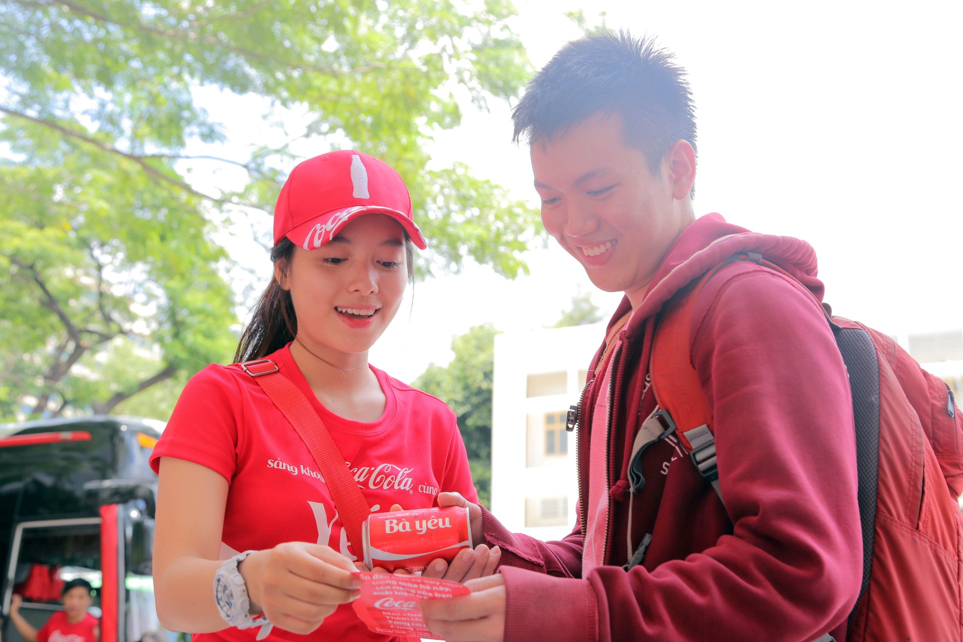 Trao Coca-Cola in tên bạn bè: Trào lưu mới của teen trong mùa hè