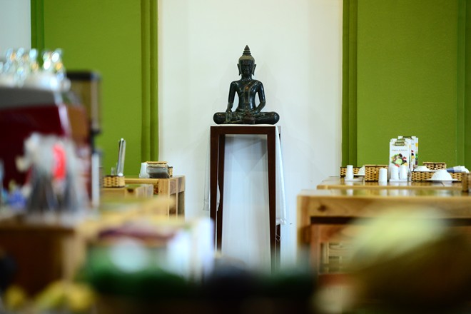 Một g&oacute;c nh&agrave; h&agrave;ng đặt tượng Phật trang trọng.