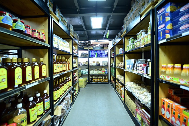 Kh&ocirc;ng chỉ b&agrave;y b&aacute;n c&aacute;c thực phẩm phục vụ bữa ăn chay, gian h&agrave;ng c&ograve;n c&oacute; nhiều sản phẩm thực dưỡng như c&aacute;c loại gia vị, tr&agrave; dưỡng sinh, đồ uống, mật ong...
