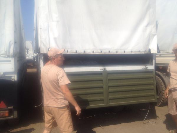 Xe bọc thép Nga băng qua biên giới Ukraine