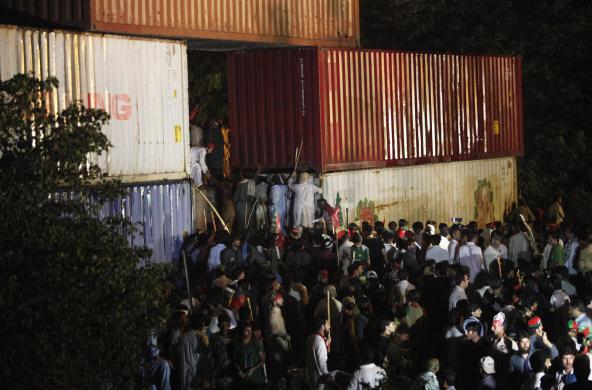 Pakistan: Biểu tình đòi thủ tướng từ chức