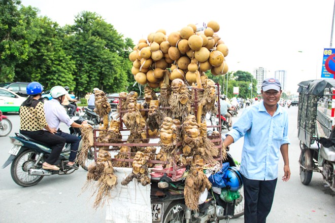 Bán gốc tre dạo vỉa hè cho thu nhập nửa triệu đồng/ngày, tuy nhiên theo anh Kết, mức thu nhập cao nói trên không ổn định, có ngày ít hơn, nhưng cũng có hôm nhiều hơn. Ảnh: Ngọc Lan.