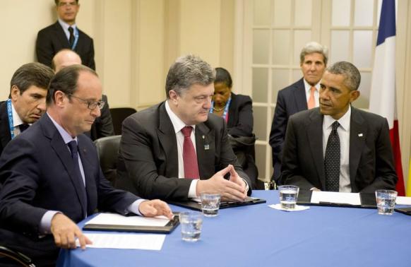French President Francois Hollande (L), Ukrainian President Petro Poroshenko (C) and U.S. President Barack Obama (R) meet to discus Ukraine at the NATO summit at the Celtic Manor resort, near Newport, in Wales September 4, 2014. REUTERS-Alain Jocard-Pool