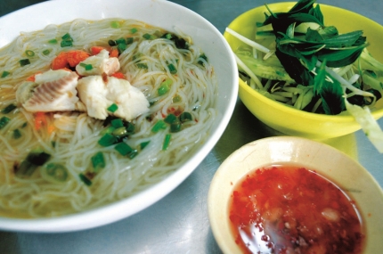 Ăn tô bún cá, chứa chan tình người...