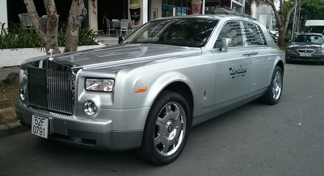 Chiếc Rolls-Royce Phantom m&agrave;u bạc đầu ti&ecirc;n về Việt Nam năm 2007 đ&atilde; mở đầu cho phong tr&agrave;o chơi xe si&ecirc;u sang trong nước. Ảnh: Minh Anh.