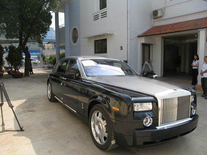 Phantom của b&agrave; Bạch Diệp l&agrave; chiếc Rolls-Royce đầu ti&ecirc;n được đặt h&agrave;ng ch&iacute;nh h&atilde;ng.