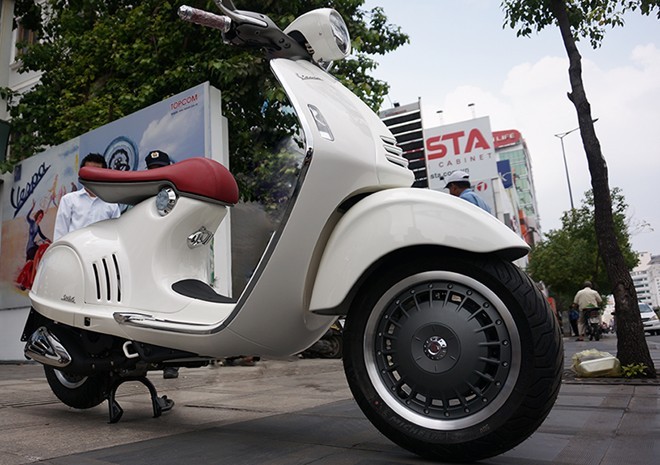 Vespa 946 l&agrave; chiếc xe tay ga đặc biệt. Mức gi&aacute; của n&oacute; tương đương một chiếc xe hơi Kia Morning.