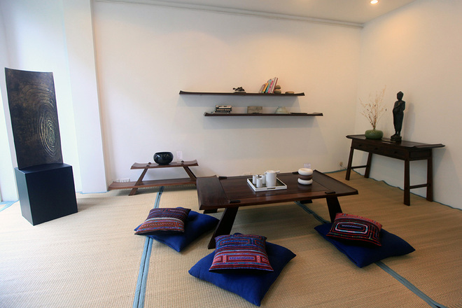 Bức tượng Phật, b&igrave;nh hoa cắm kiểu Ikebana (Nhật) đem lại kh&ocirc;ng gian thuần khiết &Aacute; đ&ocirc;ng. Vừa thiết kế nội thất, chị Ph&uacute;c cũng vừa s&aacute;ng t&aacute;c tranh, đi&ecirc;u khắc v&agrave; sử dụng ch&iacute;nh c&aacute;c t&aacute;c phẩm của m&igrave;nh để trang tr&iacute; cho nh&agrave;.