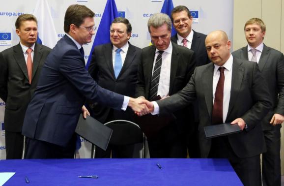 Russian Energy Minister Alexander Novak shakes hands with Ukraines Energy Minister Yuri Prodan (R) after gas talks between the European Union, Russia and Ukraine at the European Commission headquarters in Brussels October 30, 2014. REUTERS-Francois Lenoir