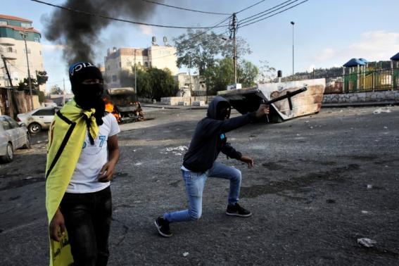 A Palestinian protester fires a homemade weapon at Israeli security forces during clashes in east Jerusalem October 30, 2014. REUTERS-Ammar Awad