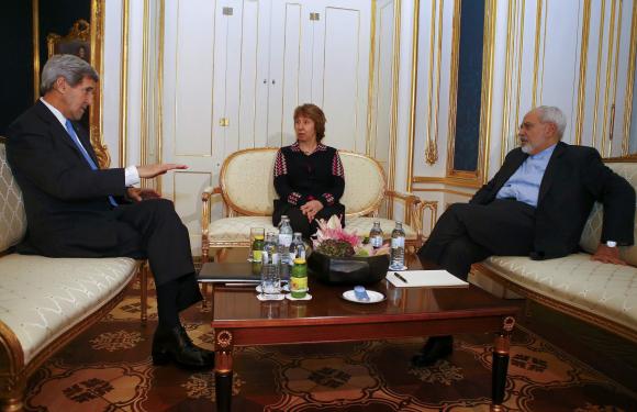 U.S. Secretary of State John Kerry (L), Iranian Foreign Minister Javad Zarif (R) and EU envoy Catherine Ashton pose for photographers before a meeting in Vienna November 22, 2014. REUTERS/Leonhard Foeger