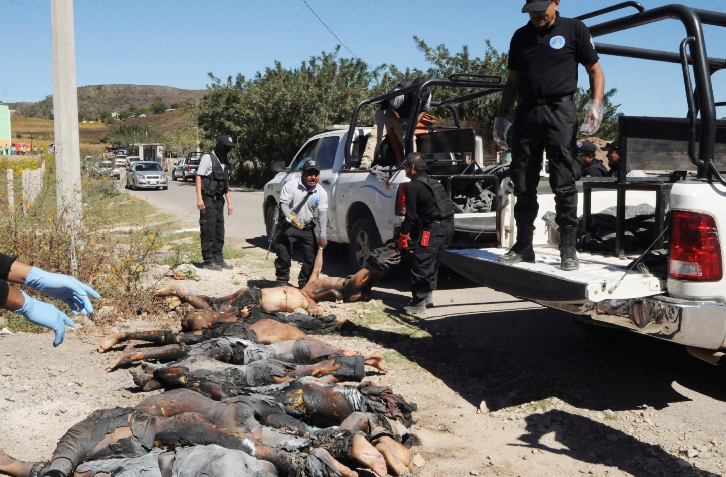 C:\Documents and Settings\tsnc\Local Settings\Temp\2014-11-27T205303Z_1217617323_GM1EABS0D5U01_RTRMADP_3_MEXICO-VIOLENCE-CORPSES.JPG