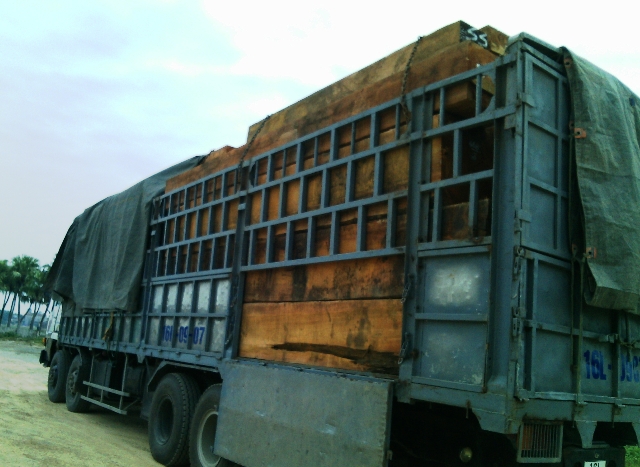 Xe gỗ bị CSGT bắt giữa khuya ng&agrave;y 19-12