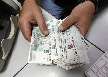 Nga ra lệnh doanh nghiệp lớn bán ngoại tệ cứu đồng rúp