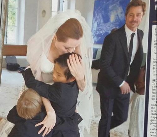 Pax Thiên ôm chầm mẹ Angelina Jolie trong đám cưới