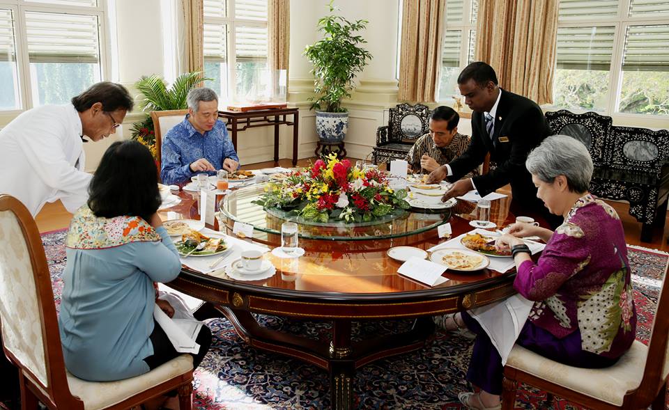Tổng thống Indonesia d&ugrave;ng bữa s&aacute;ng với Thủ tướng Singapore L&yacute; Hiển Long (&aacute;o xanh) h&ocirc;m 22-11. Ảnh: Facebook