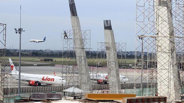 C&ocirc;ng ty quốc doanh PT Angkasa Pura II, điều h&agrave;nh s&acirc;n bay quốc tế Soekarno-Hatta ở Jakarta - Indonesia đ&atilde; l&ecirc;n tiếng xin lỗi. Ảnh: Reteurs