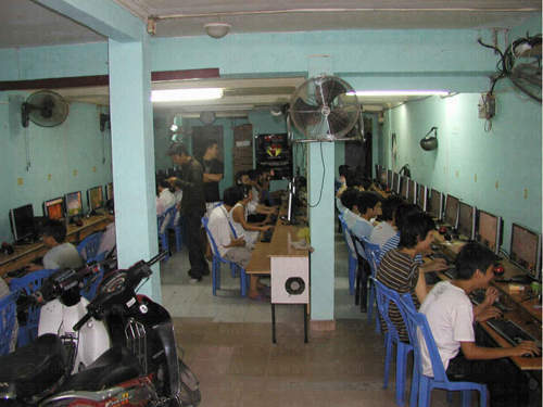 Côn đồ vào quán internet chém người