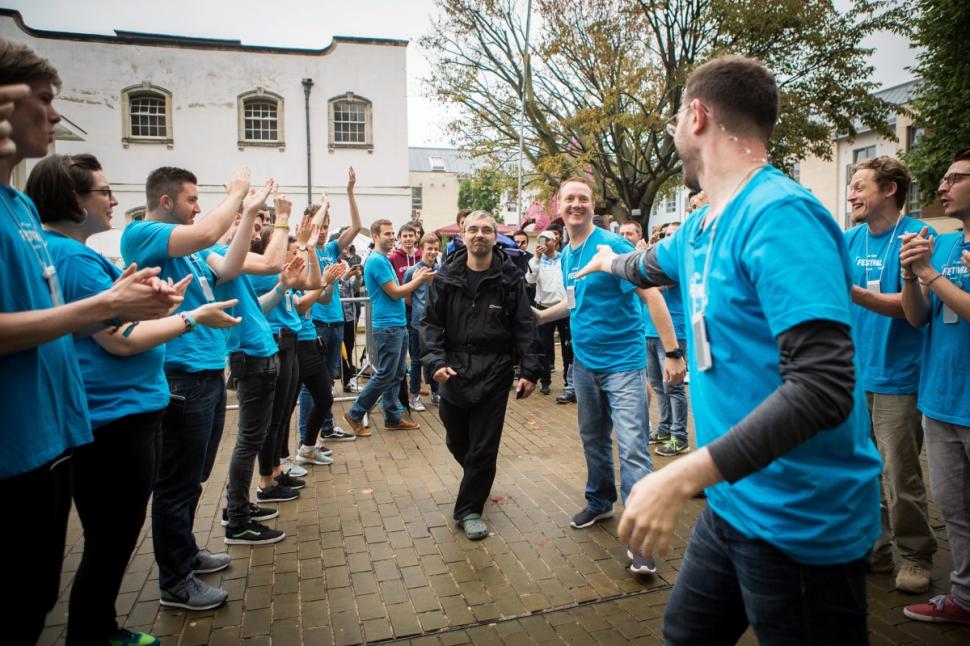 Ông Darius là người đầu tiên bước chân vào cửa hàng Apple ở Bristol hôm 19-9 và được nhân viên chào đón. Ảnh: SWNS