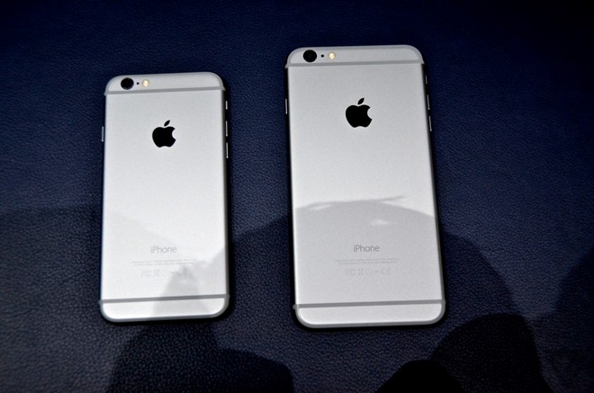 Mặc d&ugrave; ch&ecirc;nh lệch kh&ocirc;ng bao nhi&ecirc;u, nhưng iPhone 6 Plus c&oacute; k&iacute;ch thước kh&aacute; lớn khi đặt c&ugrave;ng iPhone 6. Cả hai đều được trang bị ch&iacute;p xử l&yacute; A8 64 bit thế hệ thứ 2 của Apple.