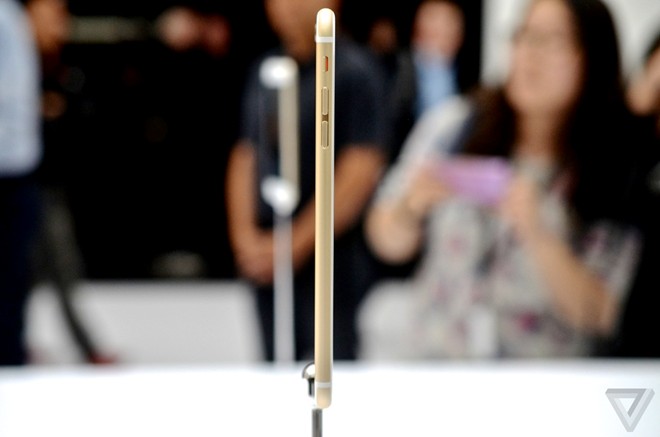 Kh&ocirc;ng phải l&agrave; thiết bị di động mỏng nhất hiện nay nhưng với độ d&agrave;y 6,9 mm (iPhone 6) v&agrave; 7,1 mm (iphone 6 Plus), c&aacute;c iPhone thế hệ mới của Apple vẫn được đ&aacute;nh gi&aacute; l&agrave; si&ecirc;u mỏng tr&ecirc;n một thiết kế tổng thể rất tinh tế.