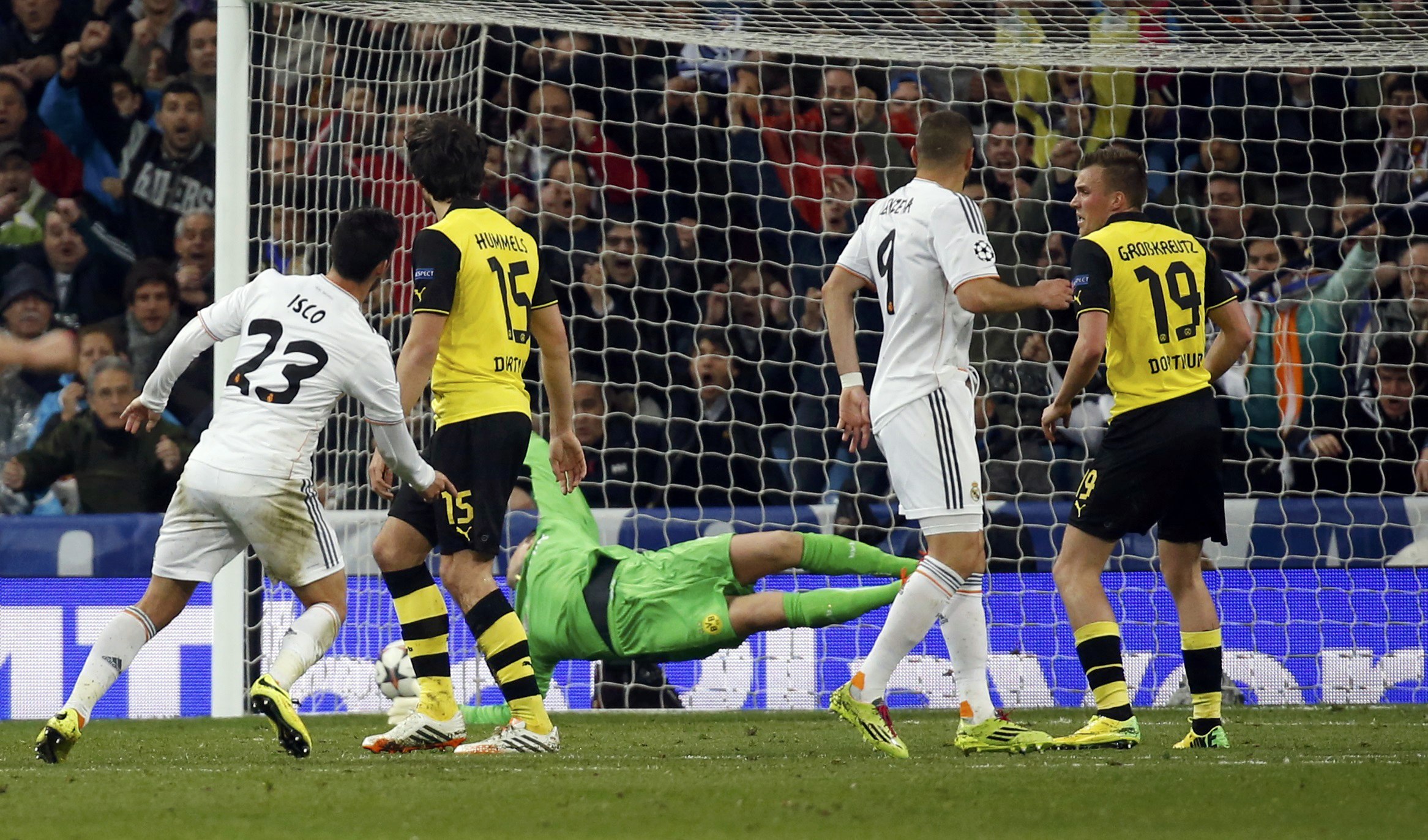 Isco nh&acirc;n đ&ocirc;i c&aacute;ch biệt cho đội chủ nh&agrave;