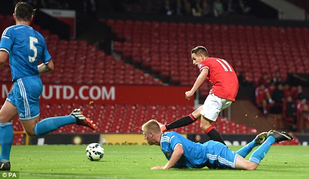 Januzaj lập hat-trick, HLV Van Gaal đau đầu suy tính