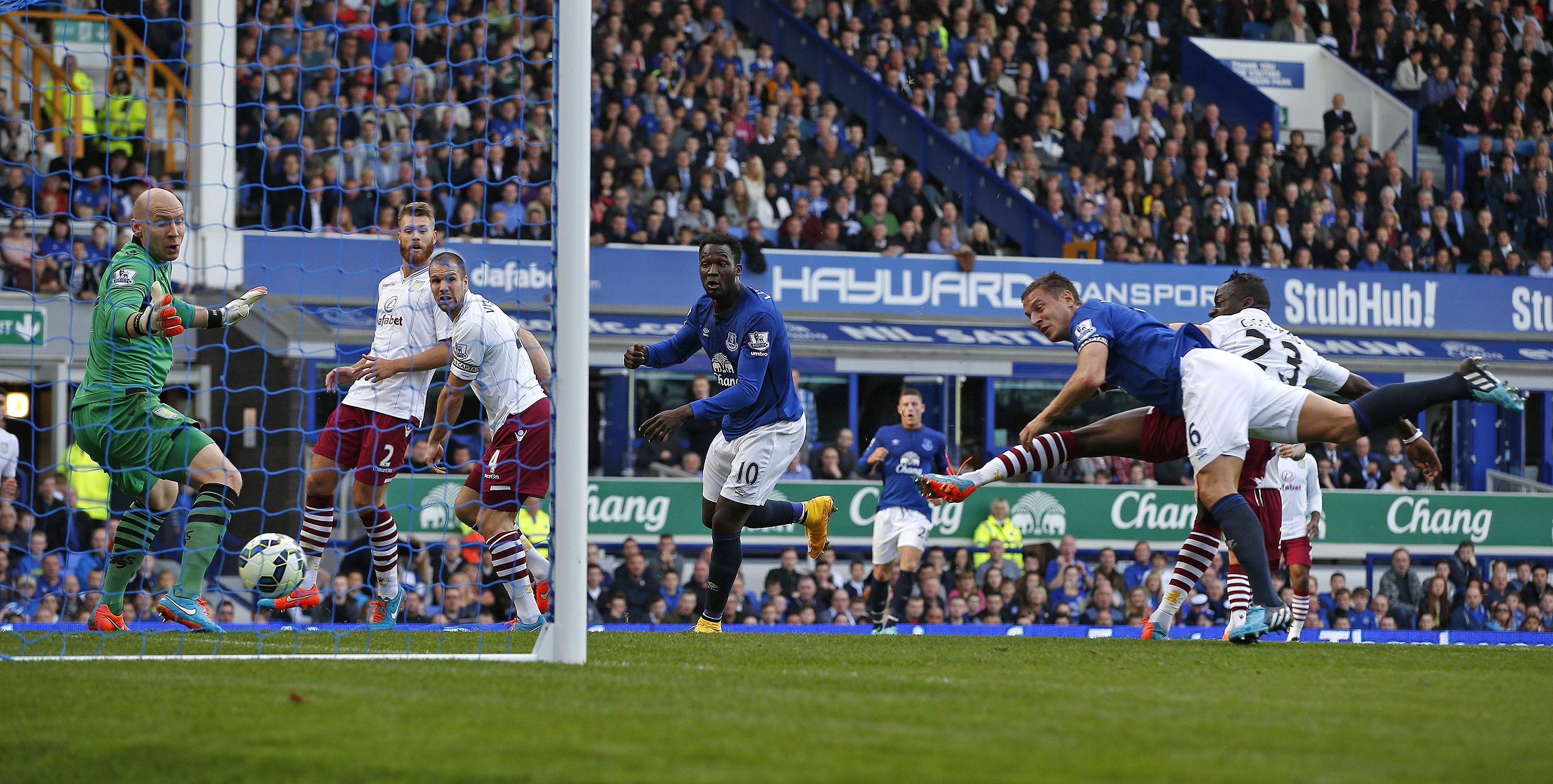 Phil Jagielka (thứ hai từ phải sang)