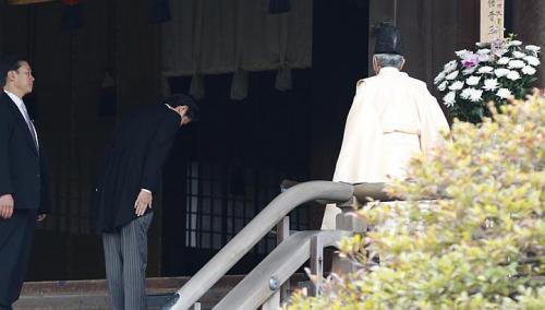 Phó Tổng thống Mỹ từng ngăn ông Abe đến thăm đền Yasukuni
