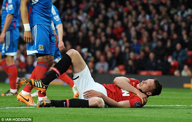 Phil Jones nằm đau đớn tr&ecirc;n s&acirc;n