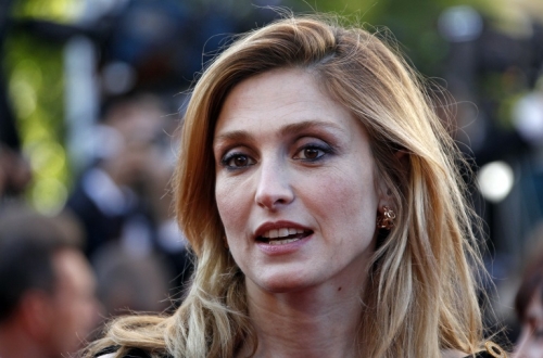 &Ocirc;ng Hollande cần thời gian để giải quyết chuyện t&igrave;nh với nữ diễn vi&ecirc;n Julie Gayet. Ảnh: Reuters