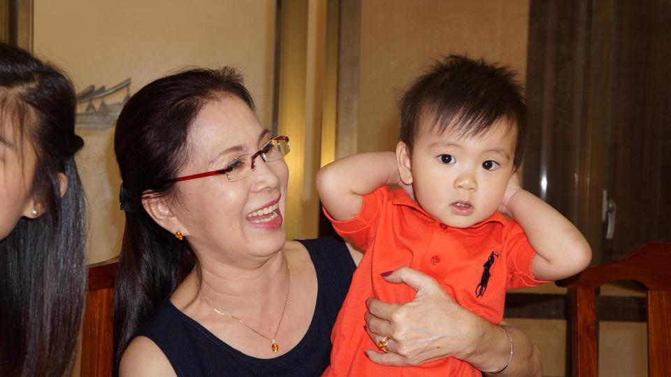 C&ugrave;ng với ch&aacute;u nội Suri