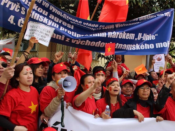 Hơn 2.000 kiều b&agrave;o biểu t&igrave;nh tại thủ đ&ocirc; Prague. Ảnh: Vietnam+