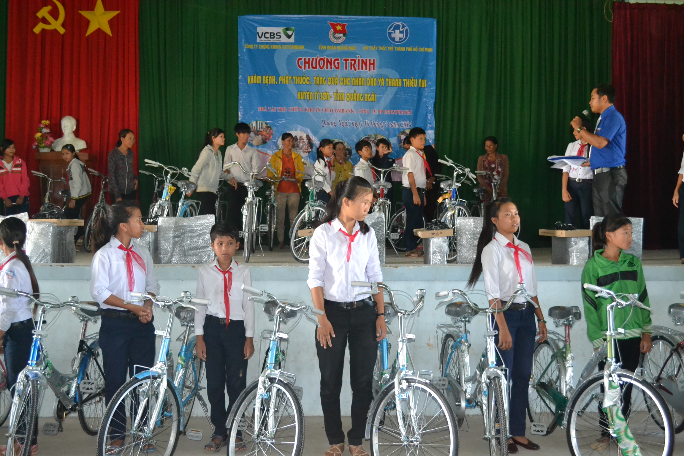 Trao tặng xe đạp cho học sinh ngh&egrave;o vượt kh&oacute; học giỏi.