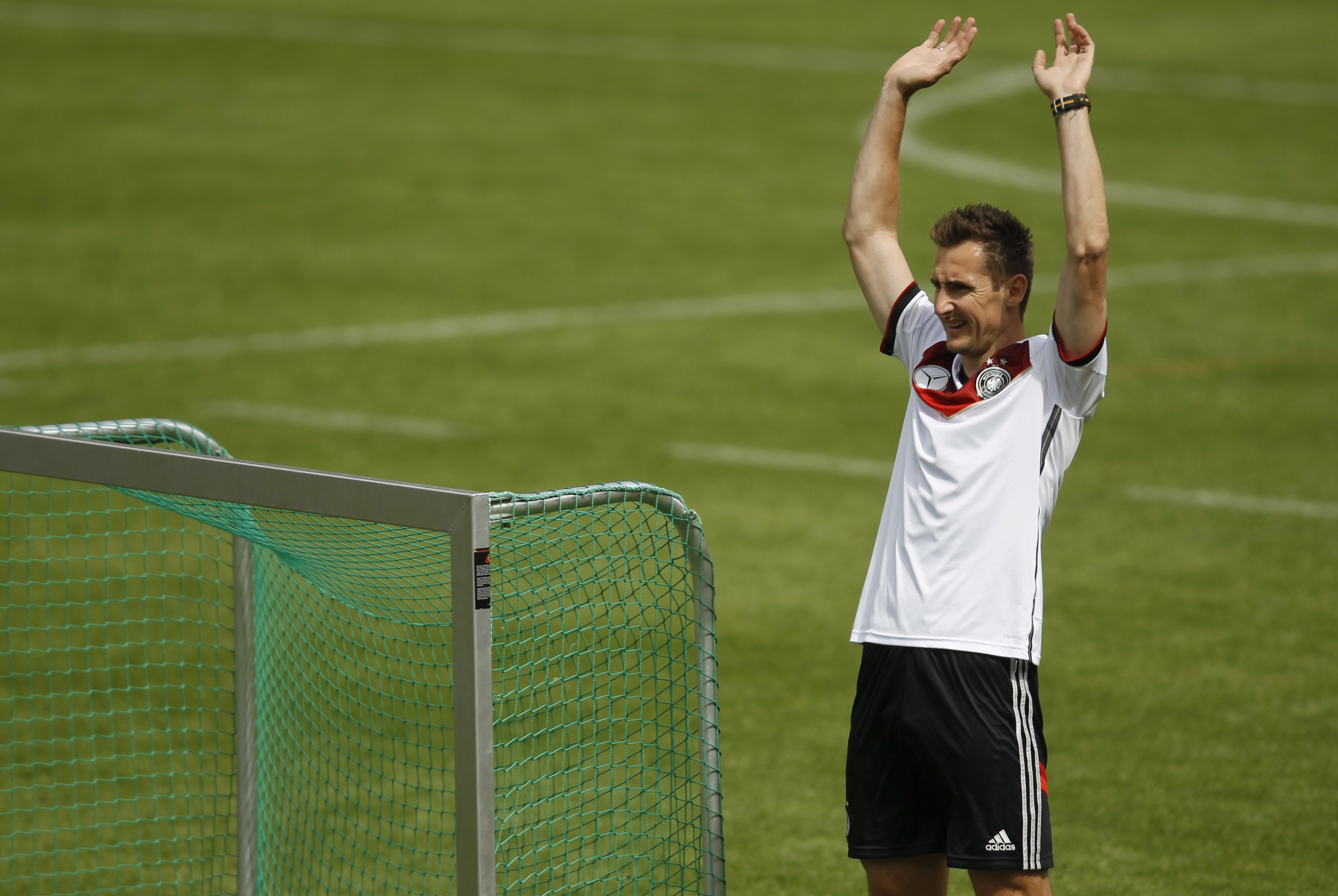 Klose sẵn s&agrave;ng chinh phục kỷ lục của người ngo&agrave;i h&agrave;nh tinh Ronaldo