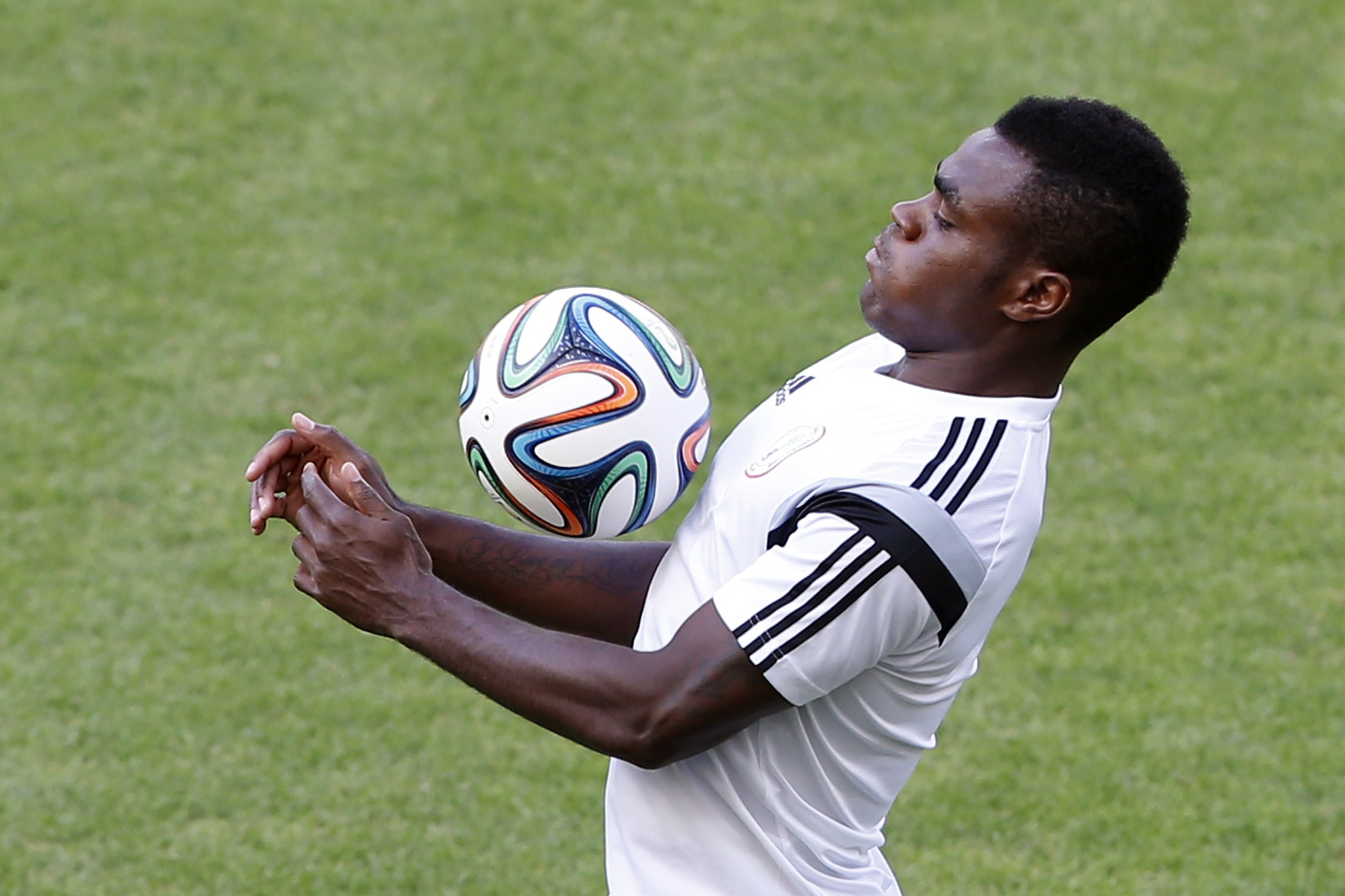 Emmanuel Emenike, chấn sút lợi hại bên phía Nigeria