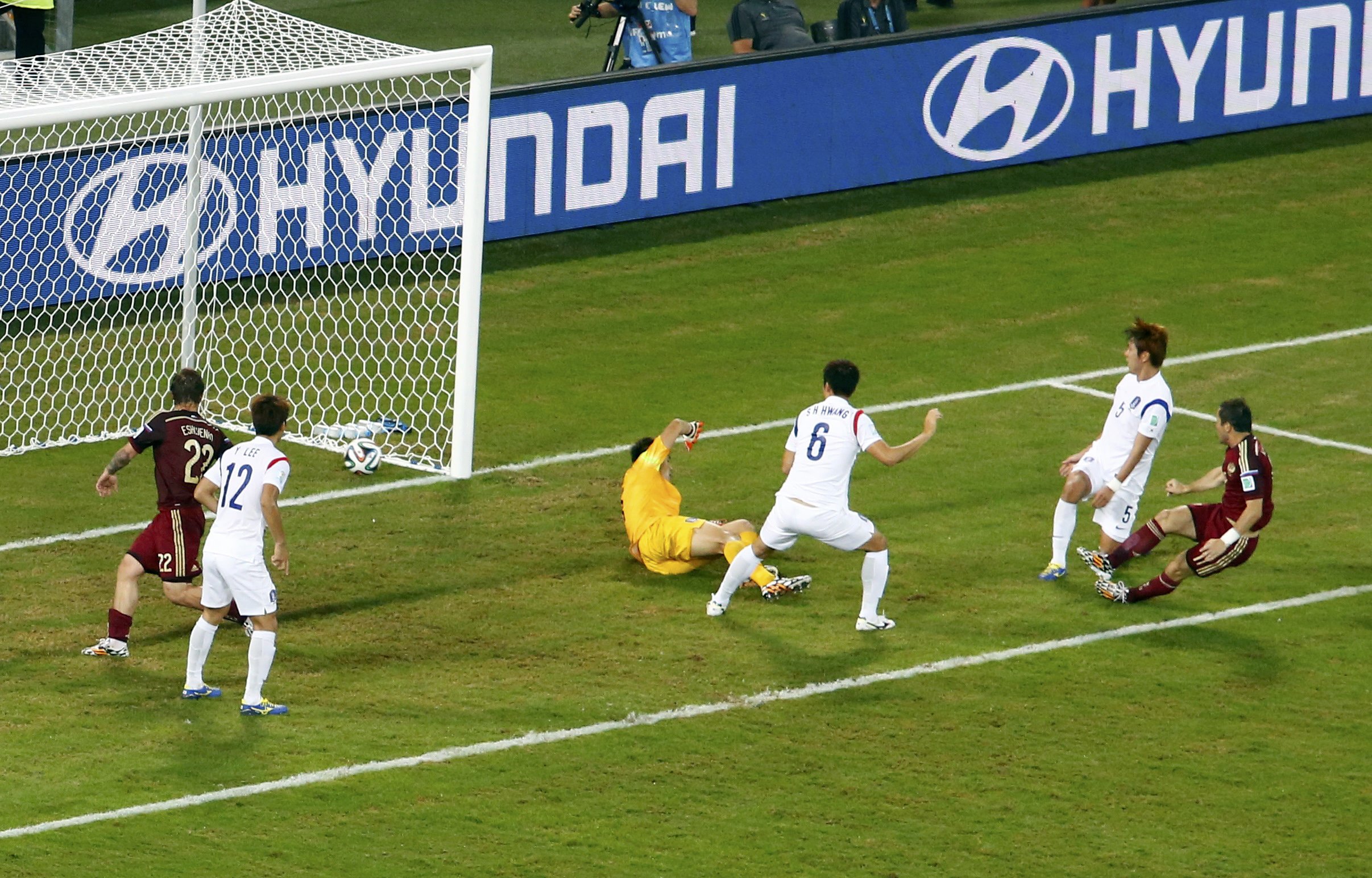 Kerzhakov gỡ h&ograve;a 1-1 cho Nga sau một pha hỗn loạn trước v&ograve;ng cấm