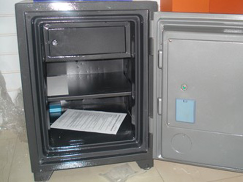 Truy tố 2 nữ công an tham ô tiền tỉ